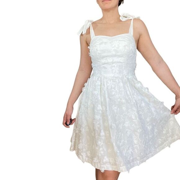 New Gal Meets Glam Anthropologie Floral Tie Shoulder Dress Size 0 White Romantic - Picture 5 of 13